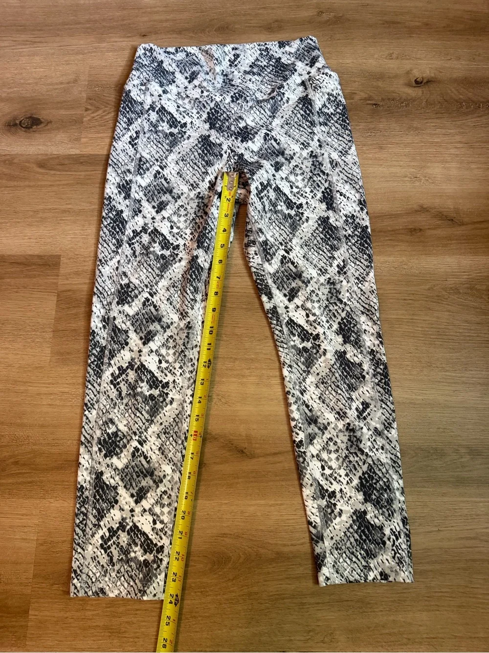 PINK Victoria's Secret Black & White Snake-Print Leggings